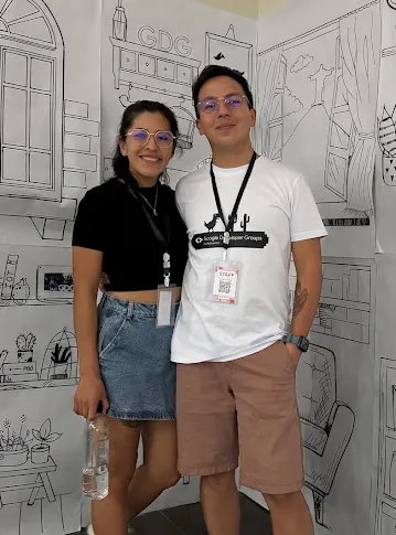 Dos asistentes con sus credenciales del evento